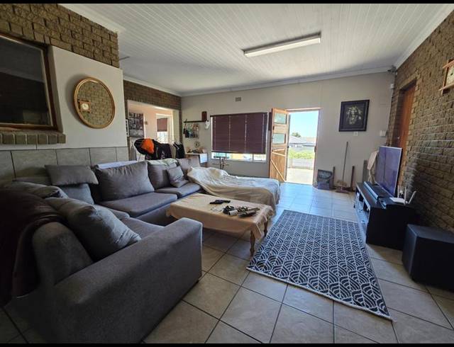 4 BEDROOM HOUSE FOR SALE IN SANDY POINT